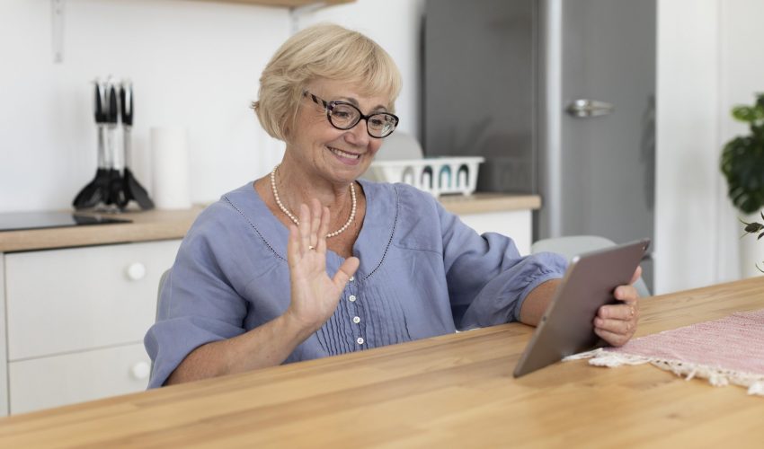 mujer-mayor-que-tiene-una-videollamada-con-su-familia