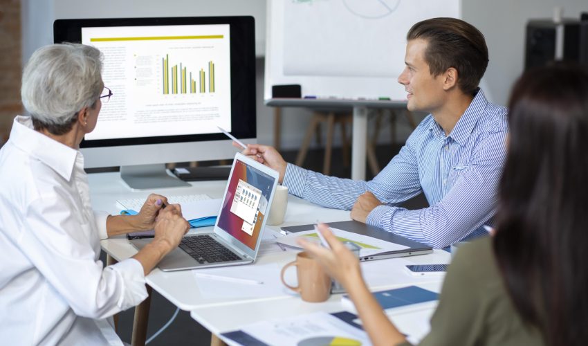 personas-que-utilizan-dispositivos-digitales-durante-una-reunion